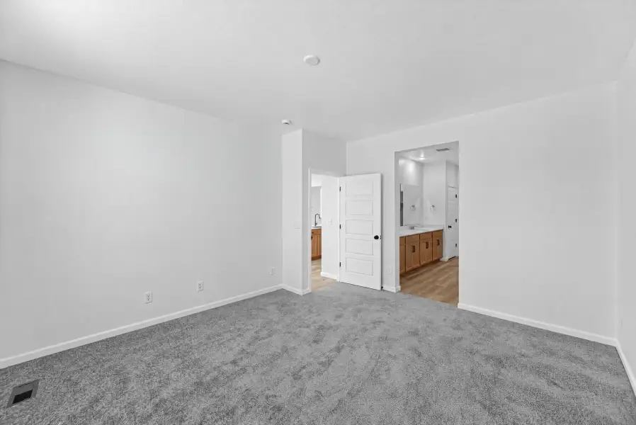 Spacious, unfurnished interior of a new home in The Aurora Highlands, Aurora (Image 16).