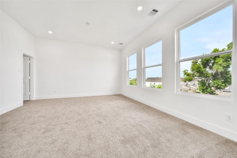 Tons of lights in primary bedroom!