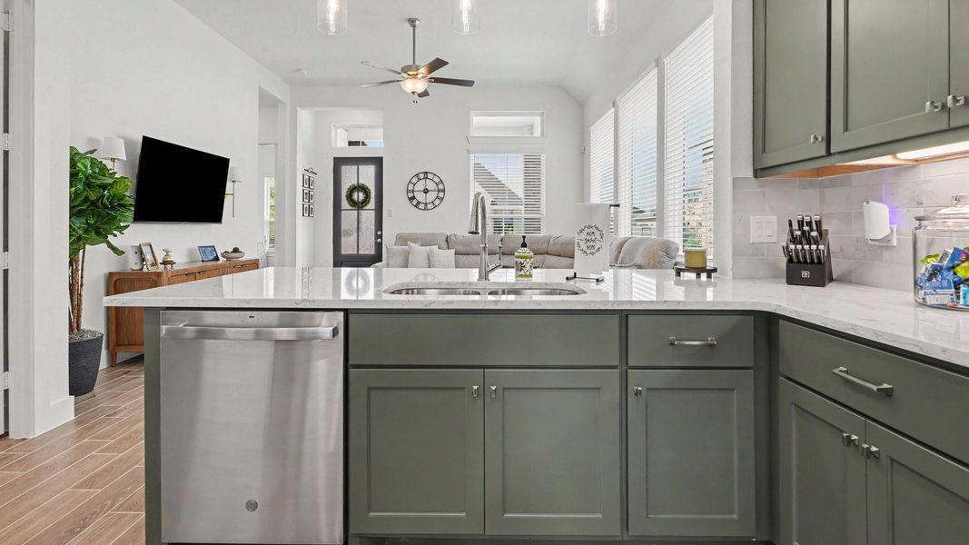 Furnished interior view inside a new home in , Mont Belvieu (Image 14).