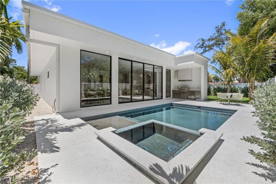 Exterior details and patio area of a home in , Bradenton (Image 25).
