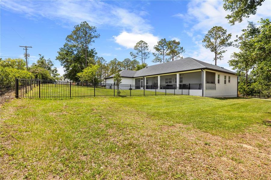 Exterior details and patio area of a home in , Dade City (Image 30).