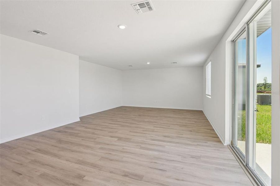 Spacious, unfurnished interior of a new home in Hilltop Vistas, Dade City (Image 15).