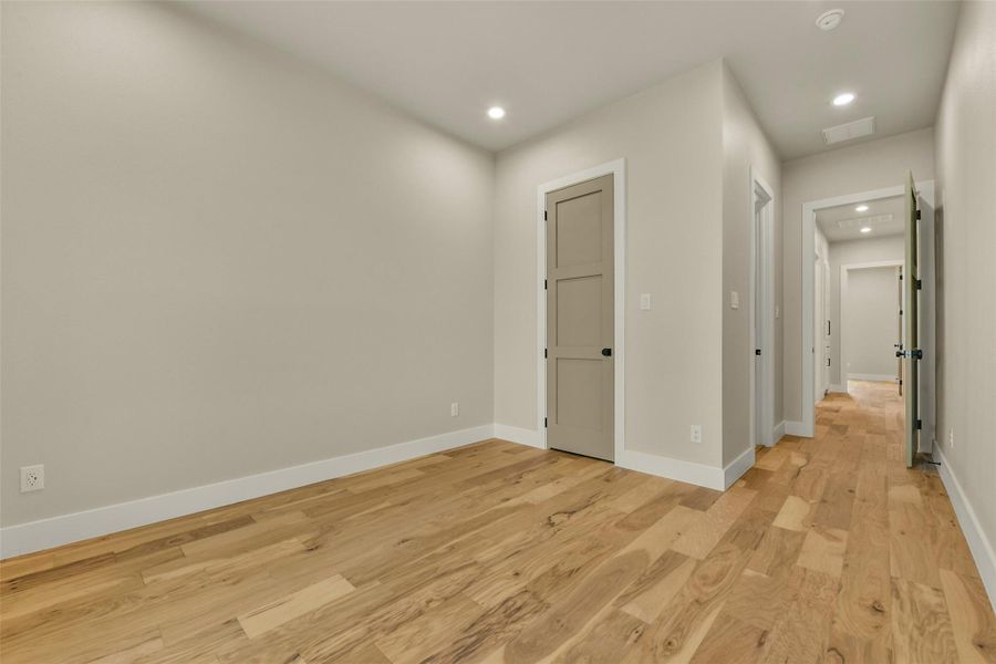 Spacious, unfurnished interior of a new home in , Angleton (Image 25).