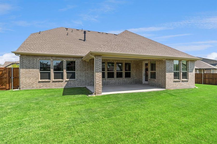 Front exterior of a new home in Lincoln Pointe, Van Alstyne, TX, highlighting curb appeal (Image 1).