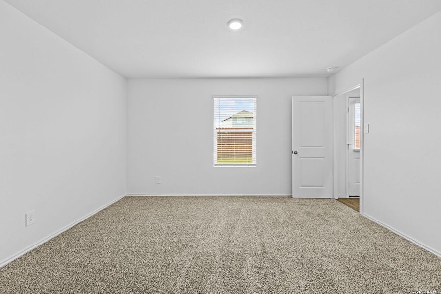 Spacious, unfurnished interior of a new home in Avenida, Converse (Image 24).