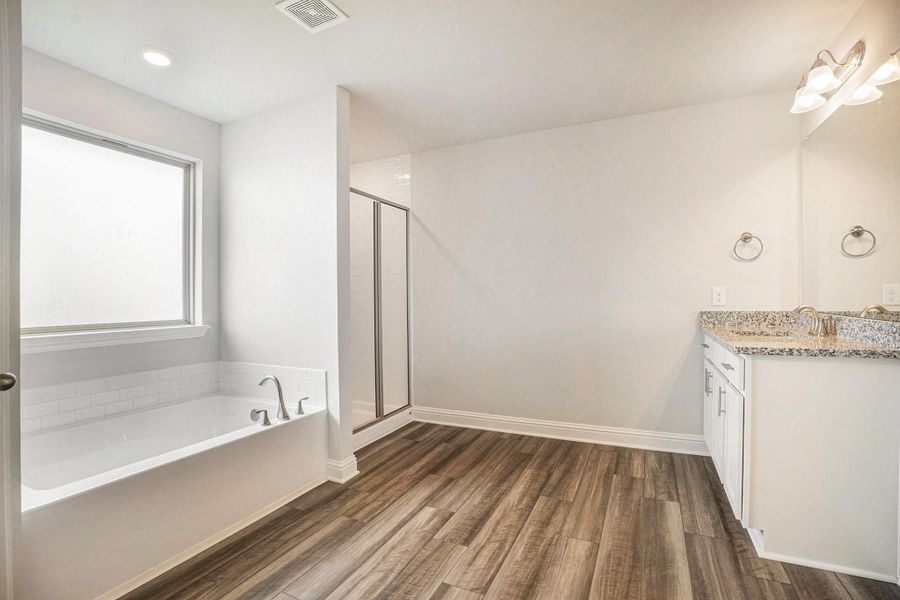 Spacious, unfurnished interior of a new home in Bayou Maison, Dickinson (Image 14).