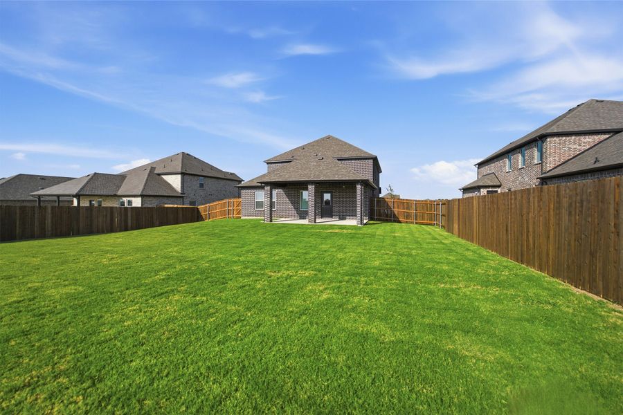 Exterior details and patio area of a home in Saddlebrook Estates, Waxahachie (Image 20).