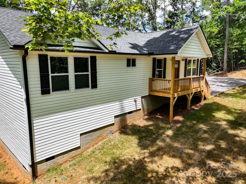 Exterior details and patio area of a home in , Marion (Image 4).