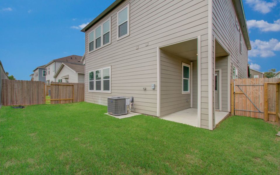 Exterior details and patio area of a home in Aldine Pines, Houston (Image 28).
