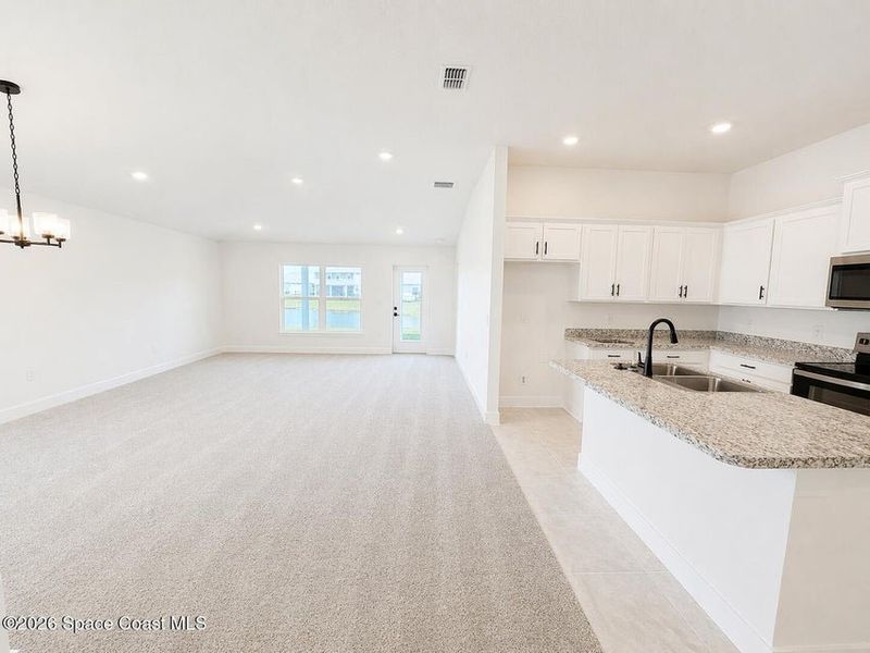 Spacious, unfurnished interior of a new home in St. John's Preserve, Palm Bay (Image 12).