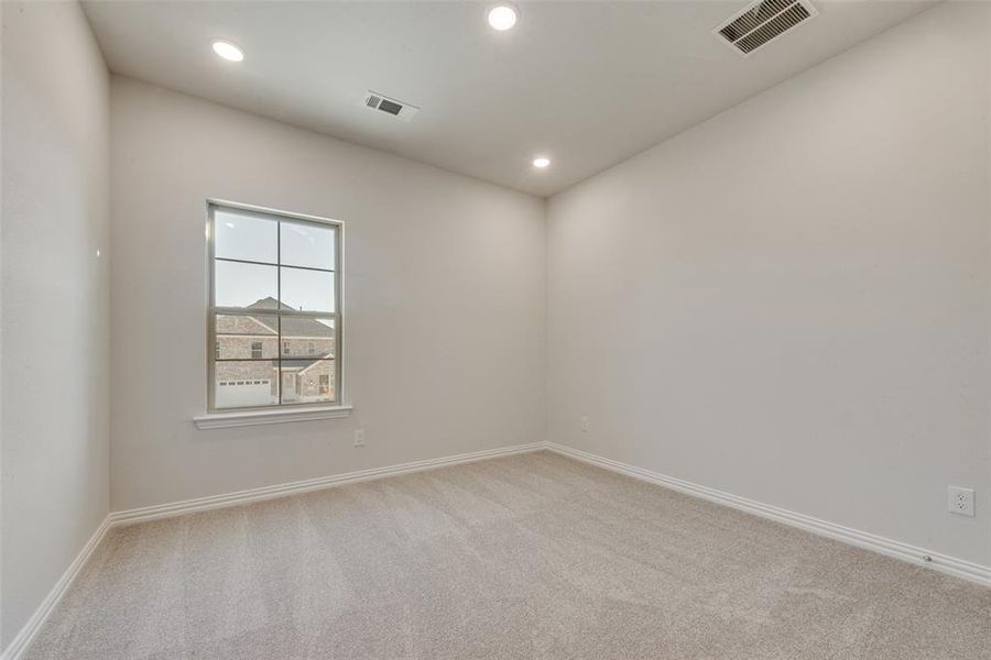 Spacious, unfurnished interior of a new home in Villages of Hurricane Creek, Anna (Image 27).