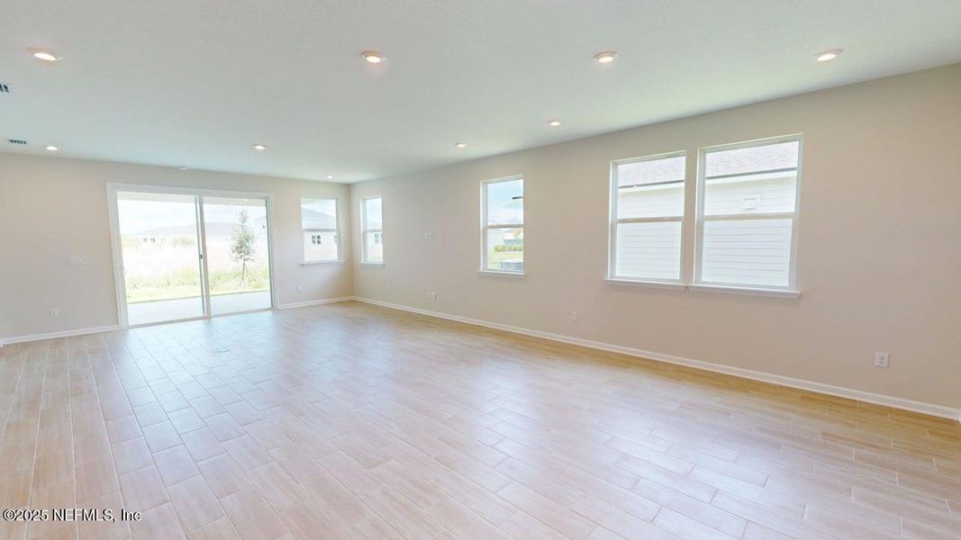 Spacious, unfurnished interior of a new home in Lakes at Bella Lago, Green Cove Springs (Image 9).