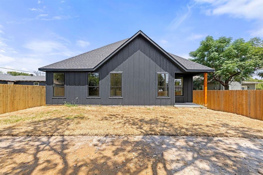 Exterior details and patio area of a home in , Sansom Park (Image 3).