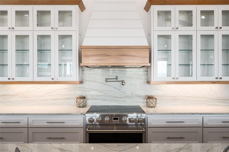 Close-up of interior finishes inside a home in , Bolivar Peninsula (Image 42).