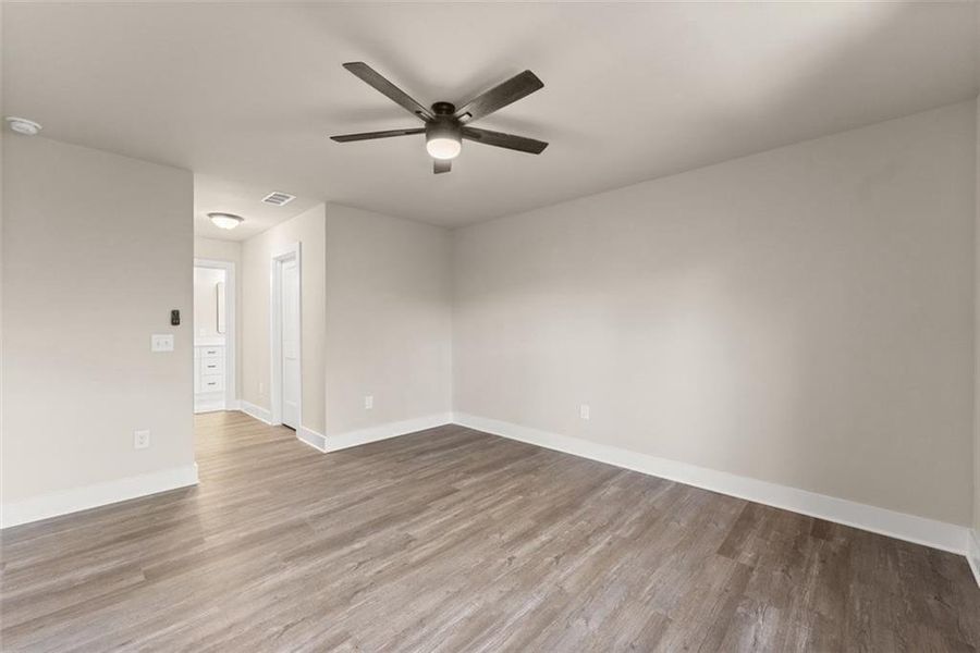 Spacious, unfurnished interior of a new home in , Gainesville (Image 18).