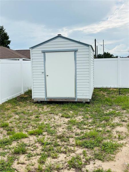 Exterior details and patio area of a home in , Ocala (Image 4).