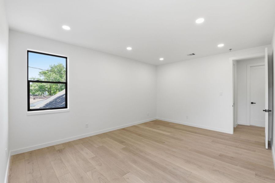 Spacious, unfurnished interior of a new home in , Houston (Image 30).