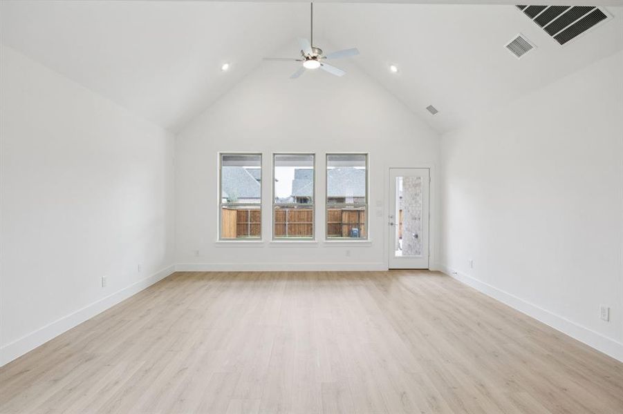 Spacious, unfurnished interior of a new home in Dove Hollow, Waxahachie (Image 18).