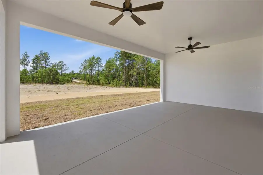 Exterior details and patio area of a home in , Dunnellon (Image 3).