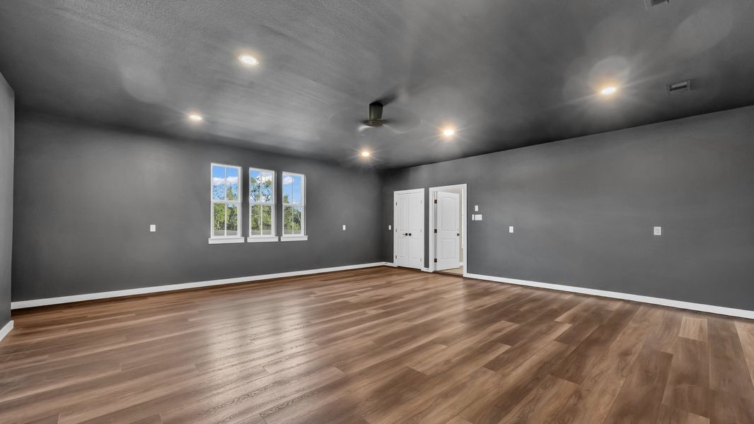 Spacious, unfurnished interior of a new home in Oak Water Ranch, Granbury (Image 22).