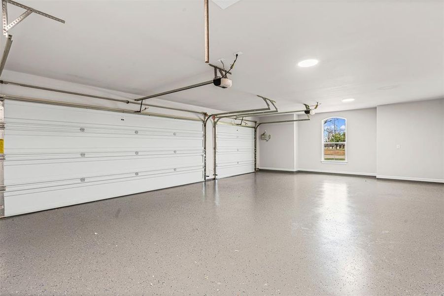 Spacious, unfurnished interior of a new home in Pecan Plantation, Granbury (Image 20).