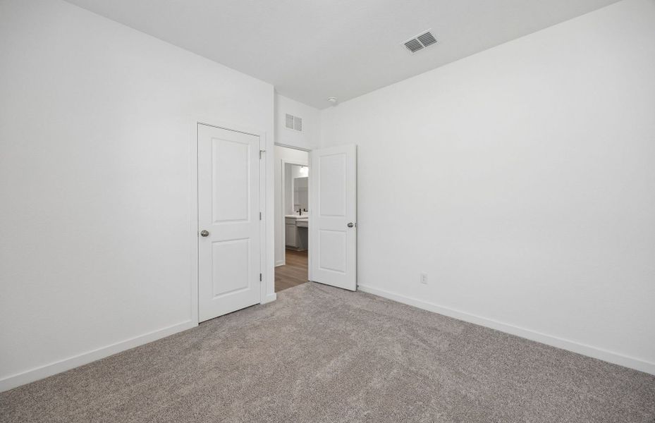Spacious, unfurnished interior of a new home in Sunfield, Buda (Image 23).