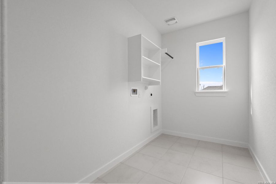 Spacious, unfurnished interior of a new home in Sunflower Ridge, New Braunfels (Image 37).