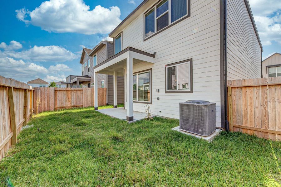 Exterior details and patio area of a home in Dunvale Village - Patio Home Collection, Houston (Image 17).