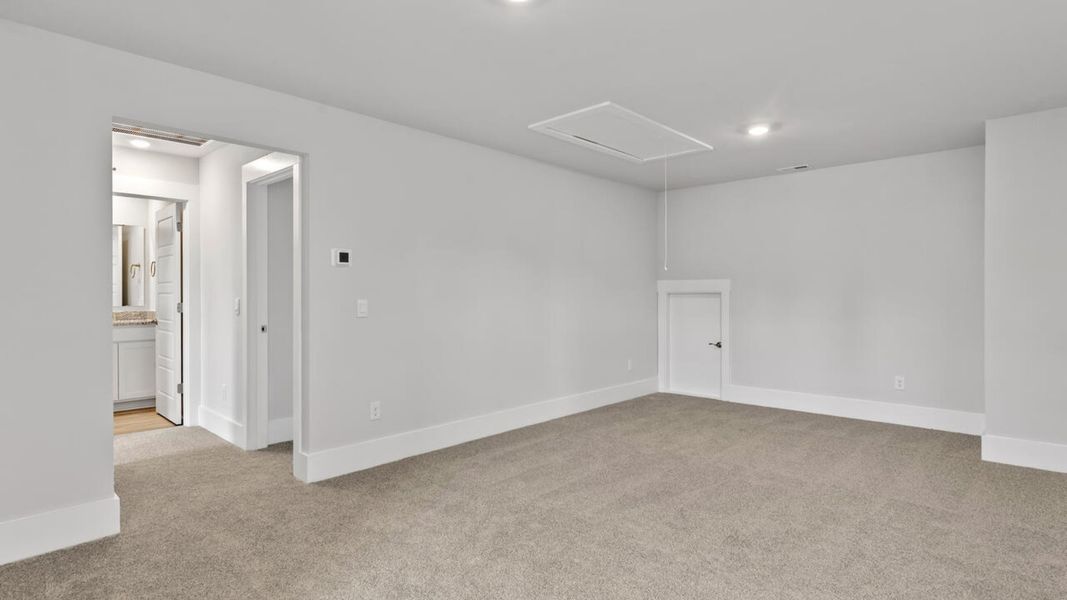 Spacious, unfurnished interior of a new home in Rolling Hills, Bolivia (Image 22).