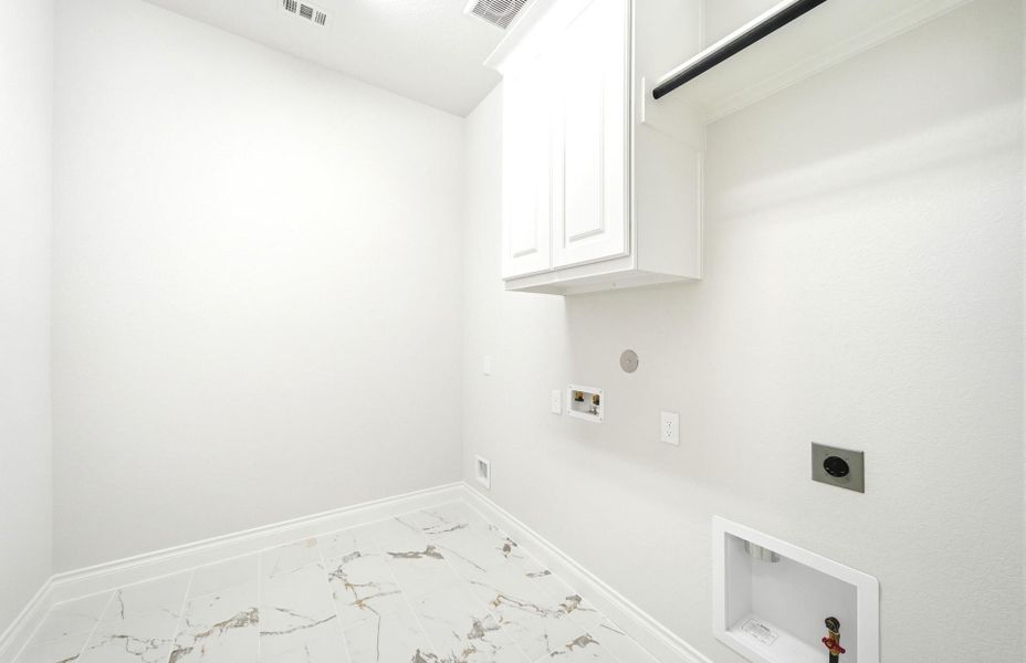 Spacious, unfurnished interior of a new home in Bridgeland 60′, Cypress (Image 31).