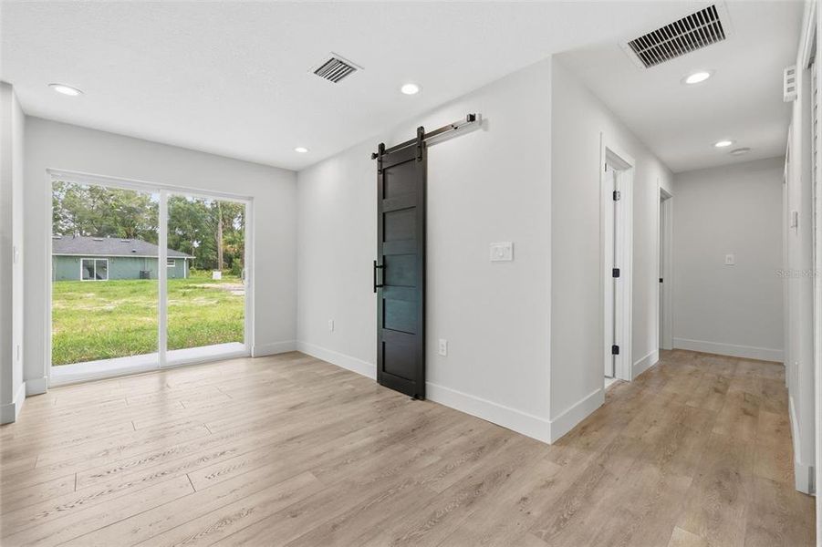 Spacious, unfurnished interior of a new home in , Crystal River (Image 20).