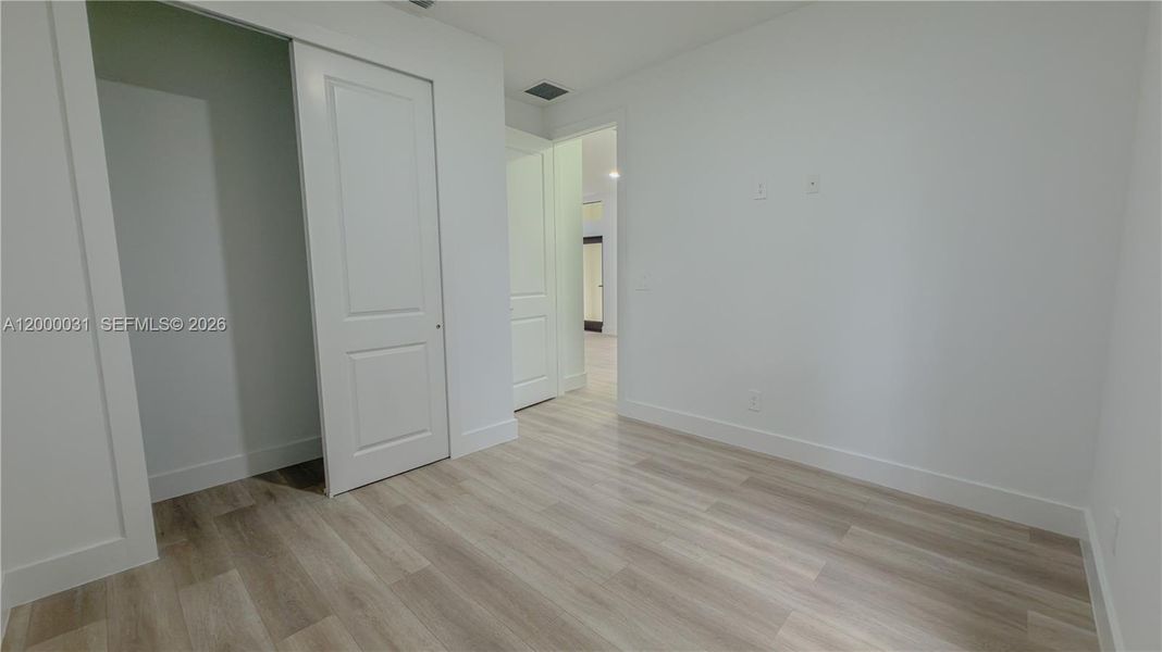 Spacious, unfurnished interior of a new home in , Fort Myers (Image 17).