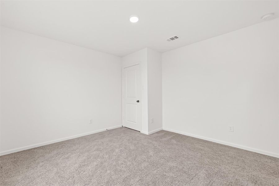 Spacious, unfurnished interior of a new home in Chapel Run, Montgomery (Image 18).