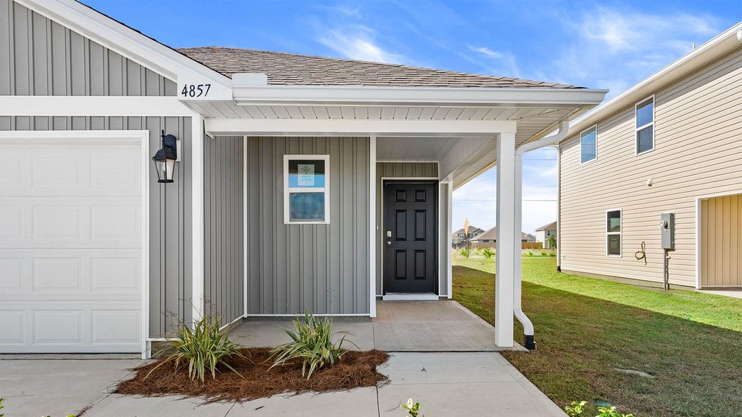 Exterior details and patio area of a home in Titus Park, Panama City (Image 3).