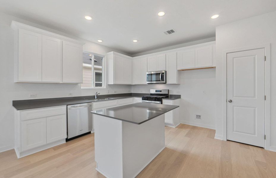 Furnished interior view inside a new home in Alto, San Marcos (Image 9).