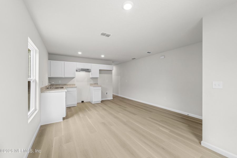 Spacious, unfurnished interior of a new home in , Jacksonville (Image 13).