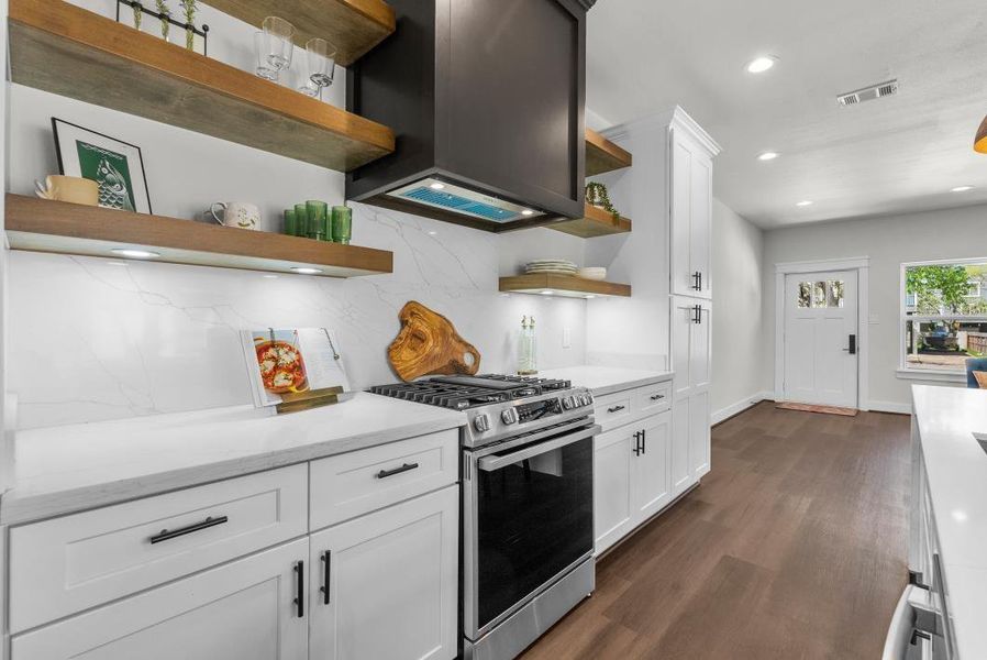 Furnished interior view inside a new home in , Dickinson (Image 17).