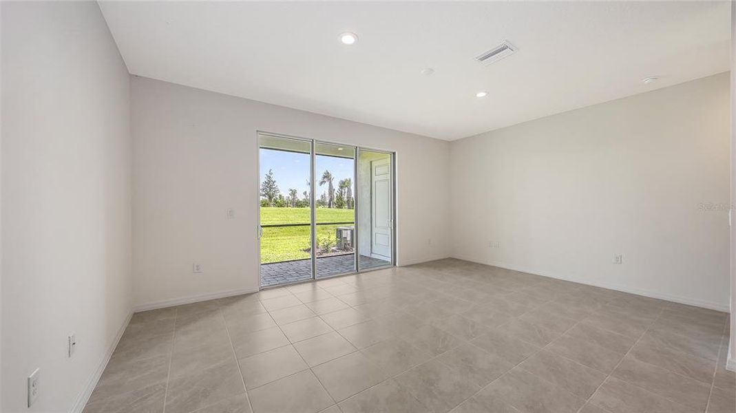 Spacious, unfurnished interior of a new home in Palm Grove, Bradenton (Image 31).