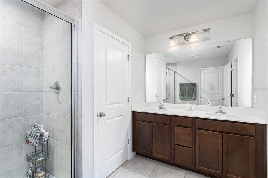 Furnished interior view inside a new home in , Clermont (Image 11).