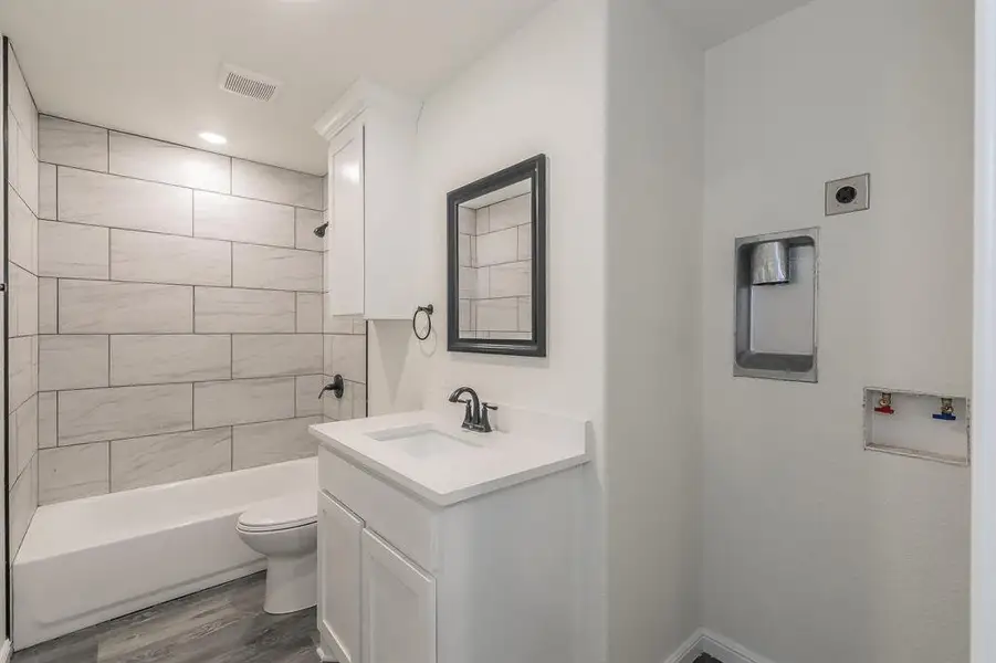 Furnished interior view inside a new home in , Alvarado (Image 9).