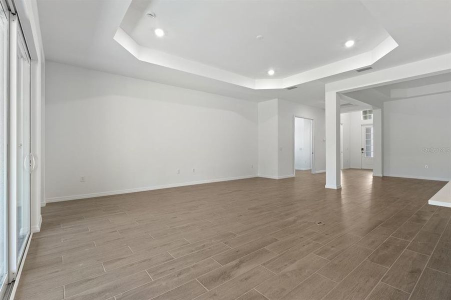 Spacious, unfurnished interior of a new home in Sandy Key, Fort Myers (Image 20).