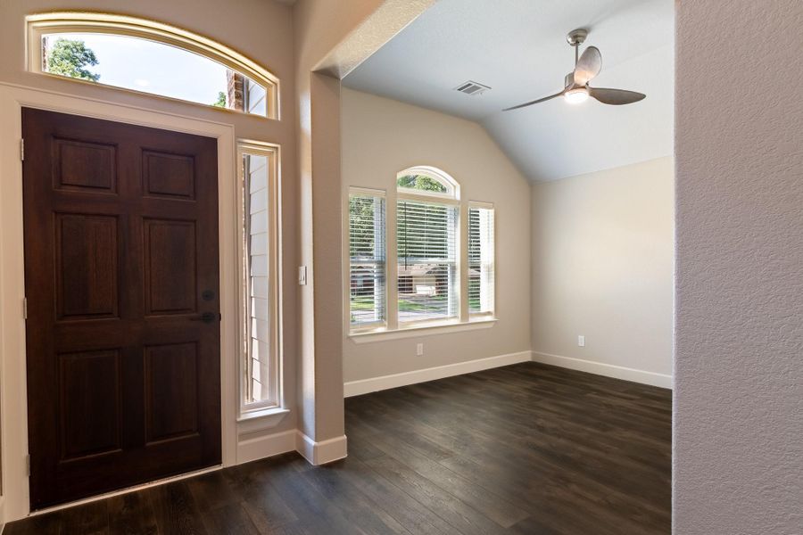 Spacious, unfurnished interior of a new home in , Huntsville (Image 12).
