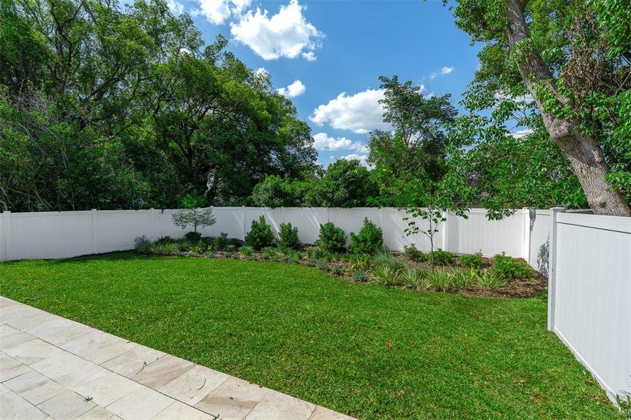 Exterior details and patio area of a home in College Park, Orlando (Image 31).