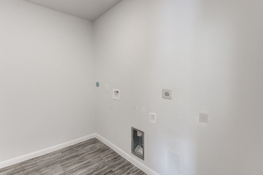 Spacious, unfurnished interior of a new home in Park Central, Mineola (Image 31).