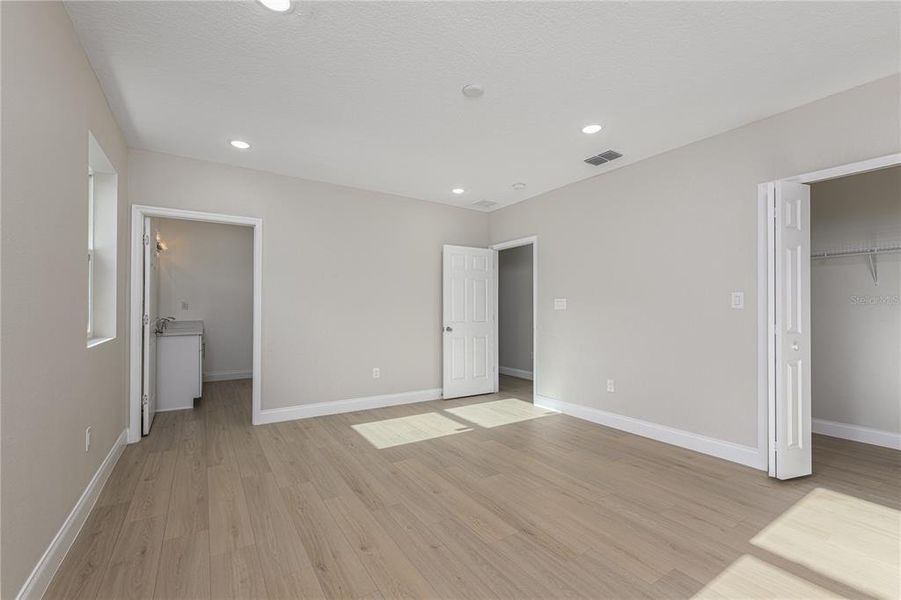 Spacious, unfurnished interior of a new home in , Deland (Image 23).
