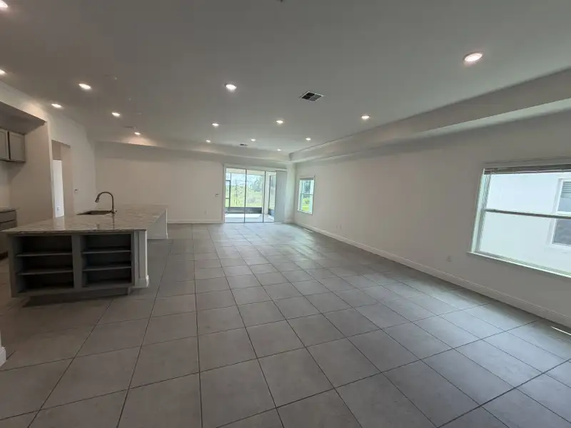 Spacious, unfurnished interior of a new home in Malabar Springs, Palm Bay (Image 11).