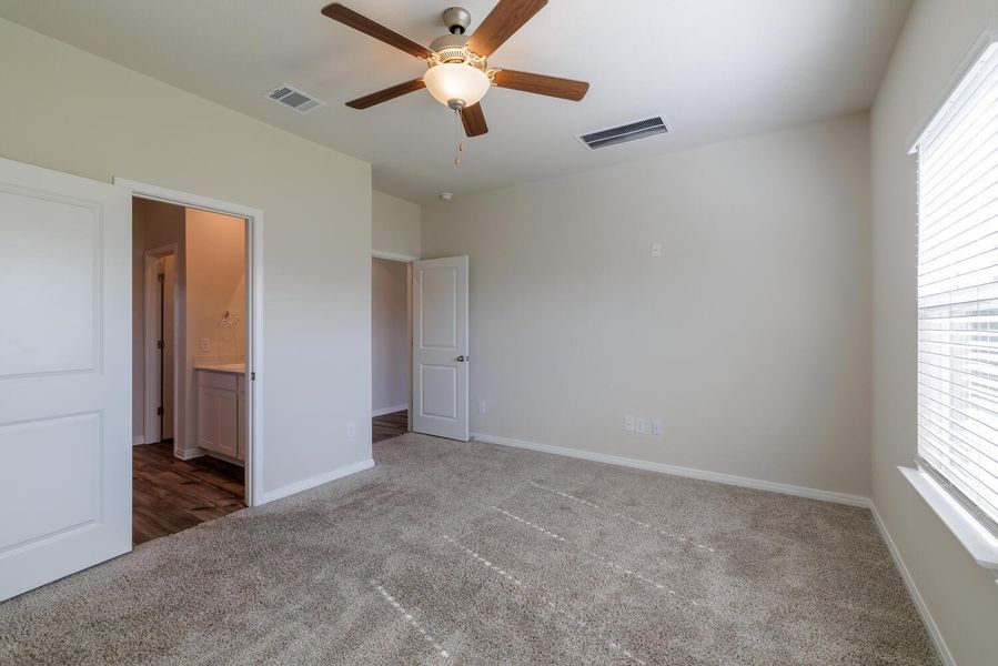 Spacious, unfurnished interior of a new home in , Manor (Image 30).