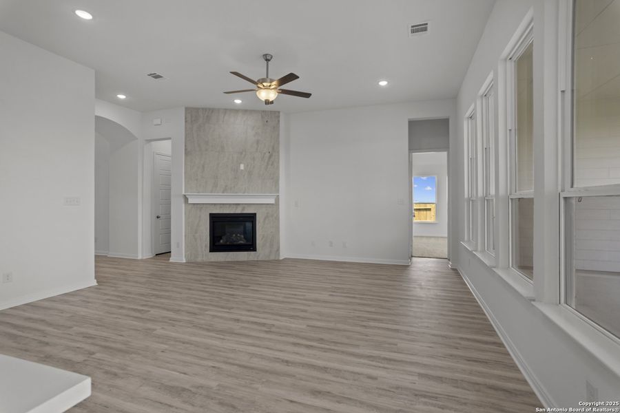 Spacious, unfurnished interior of a new home in Homestead 75', Schertz (Image 17).