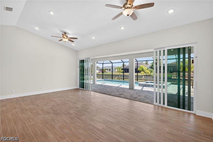 Spacious, unfurnished interior of a new home in Cape Coral, Cape Coral (Image 14).
