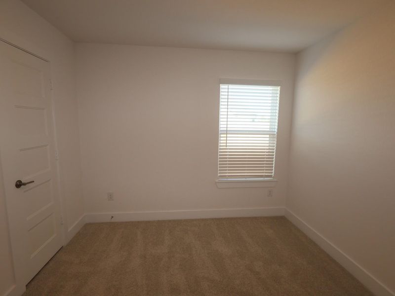 Spacious, unfurnished interior of a new home in Hallimore Ranch, Rosenberg (Image 17).